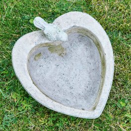 Heart shaped bird bath w 1 bird